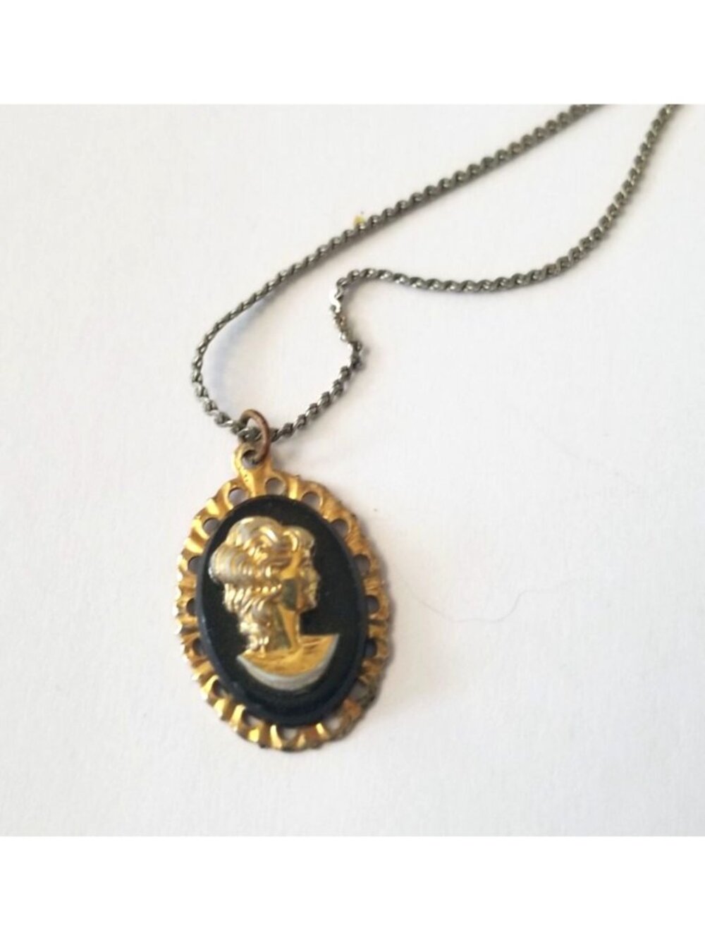Vintage Gold & Black Cameo Pendant Necklace With Chain 1 " Oval Frame Elegant D